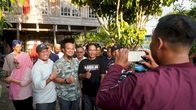 Di ‘Kolong’ Rumah Warga, Andi Sudirman Menyapa Relawan di Pinrang