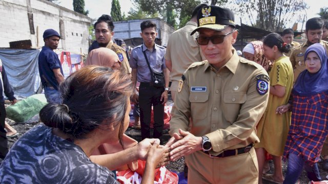 Prihatin dan Berduka atas Musibah Kebakaran di TPA Antang, Pj Gubernur Prof Zudan Salurkan Bantuan kepada Korban