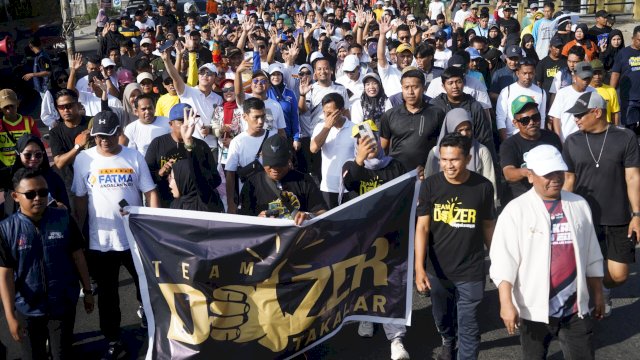 Puluhan Ribu Warga Takalar Padati Lapangan Makkattang, Ikuti Anti Mager Bareng Andalan – Hati