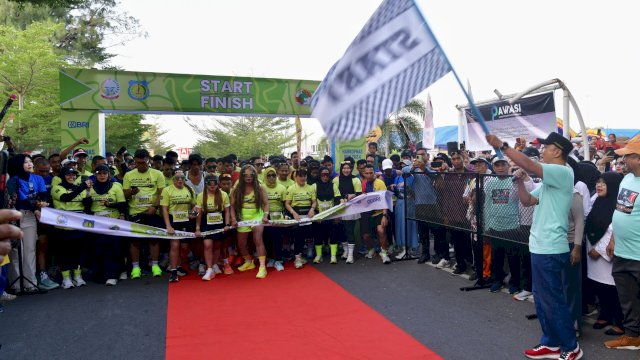 Dilepas Pj Gubernur Sulsel Prof Zudan, Ribuan Peserta Ikuti Jalan Santai dan Selayar Harkopnas Run 2024