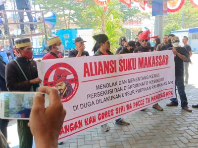 Junjung Tinggi Kredibilitas Isu Kesukuan, Aliansi Suku Makassar Orasi di Depan Kantor Instansi RRI