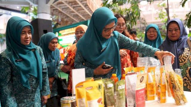 Buka Peluang Pasar UMKM, Pj Ketua PKK Sulsel Ninuk Zudan Buka Gelar Produk Olahan Tanaman Pangan