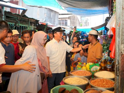 Kunjungi Pasar Pannampu Makassar, Pj Gubernur Prof Zudan Pastikan Harga Bahan Pokok Stabil dan Terkendali