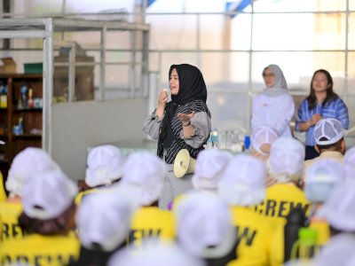 Ratusan Buruh di Pabrik Mie Instan Antusias Sambut Kunjungan Fatmawati Rusdi