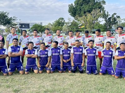 Andi Sudirman Main Bola Persahabatan dengan Warga Palopo