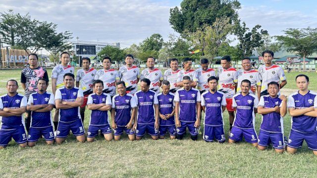 Andi Sudirman Main Bola Persahabatan dengan Warga Palopo