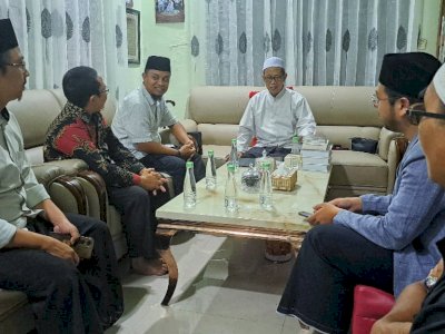 Usai dari Palopo, Andi Sudirman Malam-Malam Kunjungi Kediaman Rais Syuriah PWNU Sulsel KH. Baharuddin