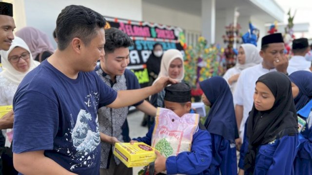 Andi Iwan Darmawan Aras bagikan santunan kepada anak yatim di Kabupaten Wajo (foto: ist)
