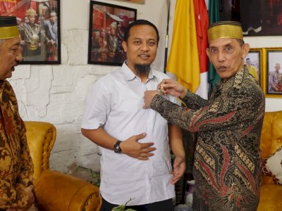 Raja Gowa ke-38 Sematkan Pin Kerajaan Gowa kepada Andi Sudirman