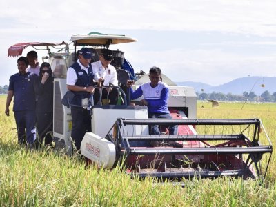 Pj Gubernur Prof Zudan &#8211; Bupati Adnan Purichta Dampingi Mentan Andi Amran Panen dan Tanam Padi di Gowa