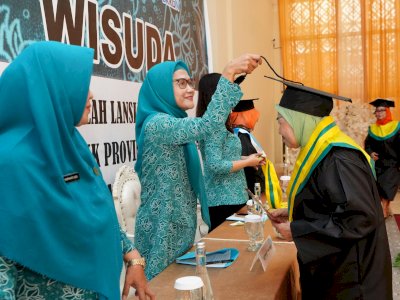 Ninuk Zudan Hadiri Wisuda Sekolah Lansia Ininnawa Binaan PKK Sulsel