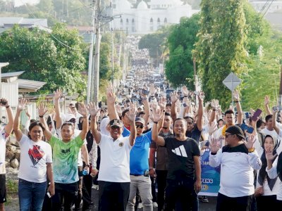 Warga Soppeng Riuh Foto Bareng Andi Sudirman di Acara Jalan Sehat 355 Tahun Sulsel di Soppeng