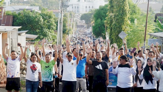 Warga Soppeng Riuh Foto Bareng Andi Sudirman di Acara Jalan Sehat 355 Tahun Sulsel di Soppeng