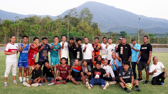 Akui Senang Bisa Main Bola Bareng, Warga Lutim Akui Andi Sudirman Sosok yang Merakyat