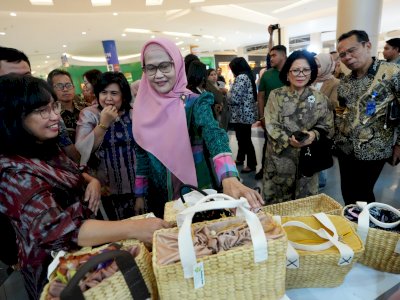 Pj Ketua Dekranasda Sulsel Ninuk Zudan Apresiasi Bazar UMKM BerKRIYAsi untuk Indonesia