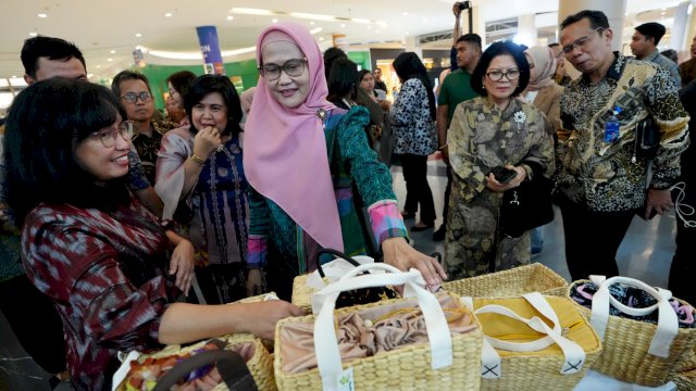 Pj Ketua Dekranasda Sulsel Ninuk Zudan Apresiasi Bazar UMKM BerKRIYAsi untuk Indonesia