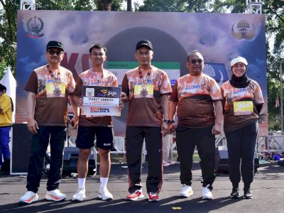 Pj Gubernur Sulsel Prof Zudan Serahkan Hadiah Umroh ke Azhar Ismail Peserta Korpri Run 2024