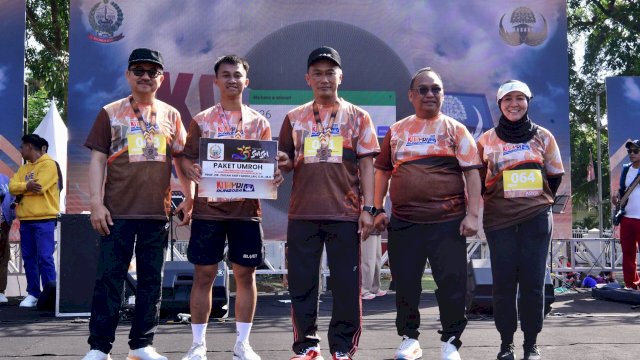 Pj Gubernur Sulsel Prof Zudan Serahkan Hadiah Umroh ke Azhar Ismail Peserta Korpri Run 2024