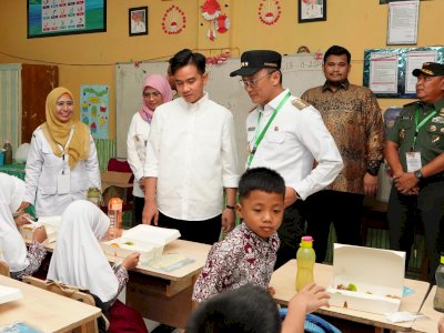 Pj Gubernur Sulsel Prof Zudan Dampingi Wapres Gibran Tinjau Makan Bergizi Gratis di Maros