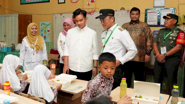 Pj Gubernur Sulsel Prof Zudan Dampingi Wapres Gibran Tinjau Makan Bergizi Gratis di Maros