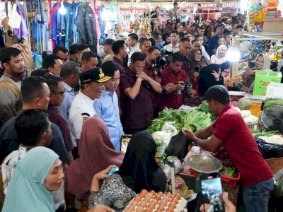 Pj Gubernur Sulsel Prof Zudan Dampingi Wapres Gibran Tinjau Harga Kebutuhan Pokok di Kabupaten Maros
