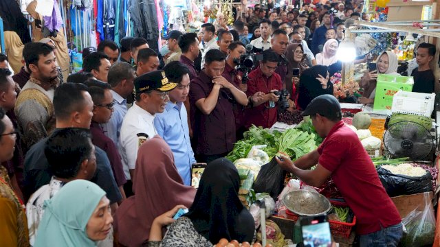 Pj Gubernur Sulsel Prof Zudan Dampingi Wapres Gibran Tinjau Harga Kebutuhan Pokok di Kabupaten Maros