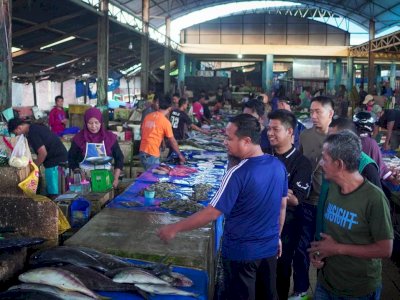 Andi Sudirman Blusukan di Pasar Cekkeng, Warga Bulukumba Teriak “Oppo ki, 02 Andalanku