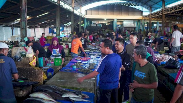 Andi Sudirman Blusukan di Pasar Cekkeng, Warga Bulukumba Teriak “Oppo ki, 02 Andalanku