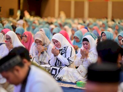 Bersama Majelis Taklim, Fatmawati Larut dalam Doa dan Zikir Bersama di Makassar