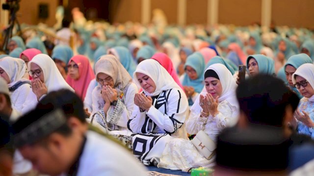 Bersama Majelis Taklim, Fatmawati Larut dalam Doa dan Zikir Bersama di Makassar