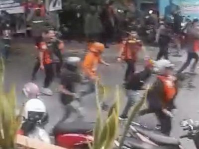 Pendukung Andalan Hati Sudah Tertib, Massa DIA Diduga Serang Duluan dan Lempar Batu saat Debat Pilgub Sulsel
