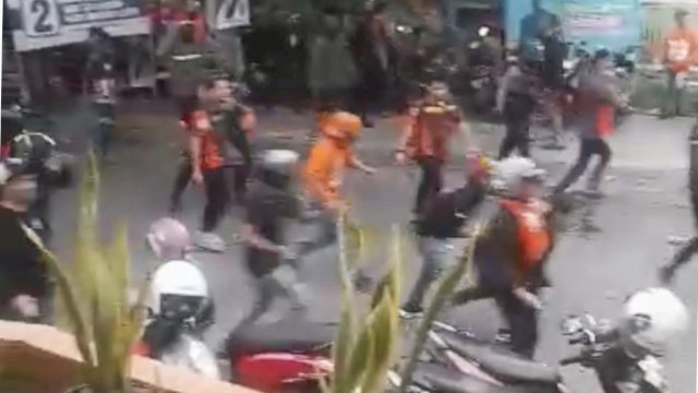 Pendukung Andalan Hati Sudah Tertib, Massa DIA Diduga Serang Duluan dan Lempar Batu saat Debat Pilgub Sulsel