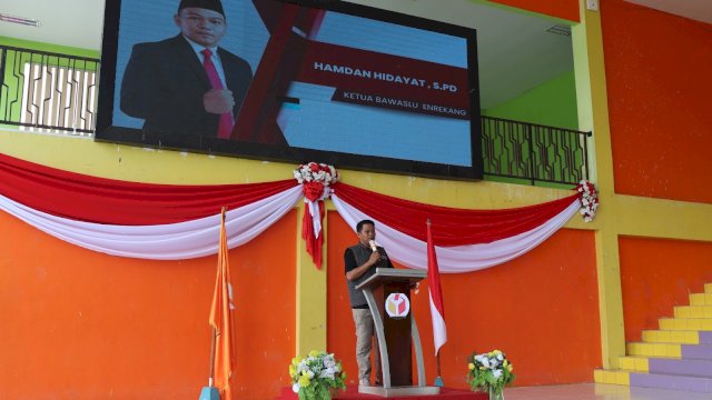 Ketua Bawaslu Kabupaten Enrekang Hamdan Hidayat saat memberikan arahan dalam Apel Siaga Masa Tenang Pilkada 2024. (Foto: Ist)