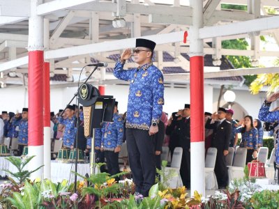 Pimpin Upacara HUT Korpri, Prof Zudan Serahkan Satyalancana Karya Satya kepada Ratusan ASN Pemprov Sulsel