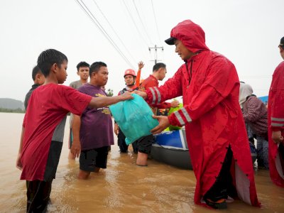 Kunjungi Lokasi Banjir di Pangkep, Pj Gubernur Sulsel Prof Zudan Pastikan Warga Terdampak Tertangani dengan Baik