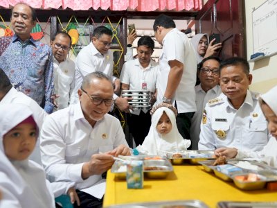 Dua Menteri Kabinet Merah Putih &#8211; Pj Gubernur Sulsel Prof Fadjry Djufry Tinjau Makan Bergizi Gratis di Makassar