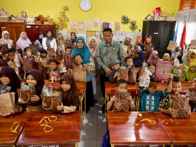 Didampingi Pj Ketua PKK Sulsel, Prof Fadjry Djufry Bagikan Telur dan Susu Gratis di Kota Makassar