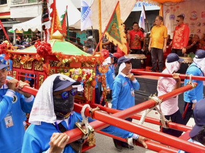 Hadiri Arak-arakan 18 Dewa, Pj Gubernur Prof Fadjry Djufry Dukung Pelestarian Budaya Tionghoa