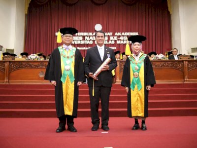 Ikuti Jejak BJ Habibie, Mentan Amran Raih Penghargaan Tertinggi dari Universitas Sebelas Maret