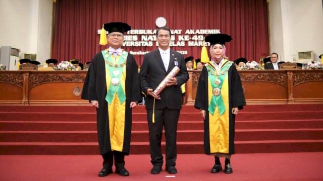 Ikuti Jejak BJ Habibie, Mentan Amran Raih Penghargaan Tertinggi dari Universitas Sebelas Maret