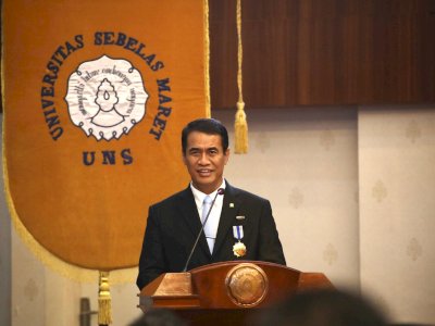 Mentan Terharu Raih Penghargaan UNS, Teringat Didikan Ibunda