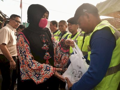 Para Penggali Kubur, Petugas TPA, dan Pemangkas Pohon Dapat Sembako Ramadan dari Wagub Sulsel