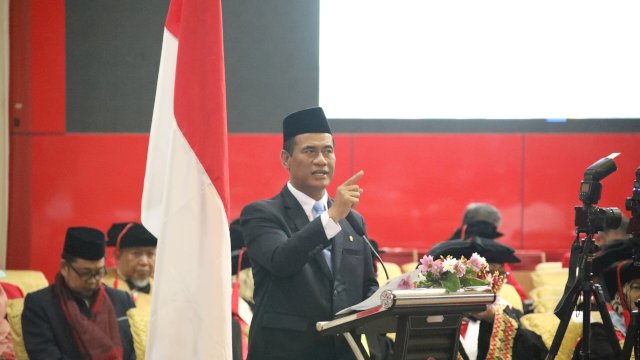 Mentan Amran saat menghadiri wisuda di Universitas Hasanuddin Makassar.ist