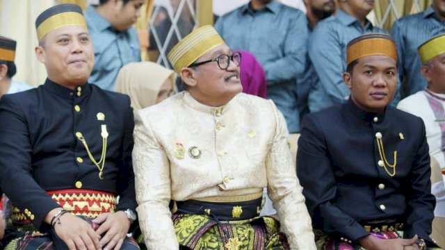 Anggota DPRD Sulsel Sultan Tajang (kanan) hadir diperingatan Hari Jadi Wajo bersama dengan Wakil Ketua Komisi V DPR RI Andi Iwan Darmawan Aras (kiri) dan duduk berdampingan dengan Anggota DPR RI Muawiyah Ramli dari PKB (tengah). (Foto: Ist)