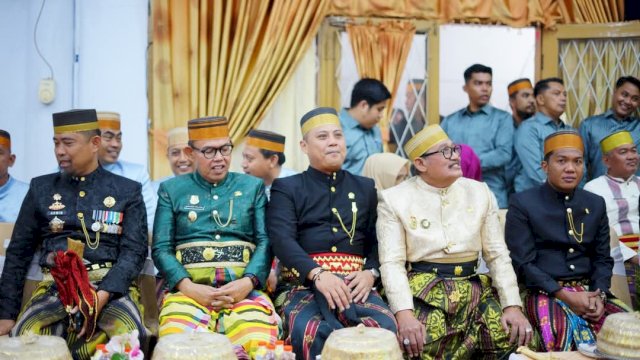 Andi Iwan Darmawan Aras (tengah) diapik deretan tokoh dan kepala daerah (Foto: Ist)