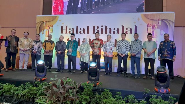Halal Bi Halal Kemawa yang berkerjasama dengan Pemda Wajo sejumlah tokoh putra daerah Wajo mendapat PIN penghargaan atas kontribusinya untuk masyarakat dan Kabupaten Wajo, di Hotel Swiss Belinn Panakukkang, Makassar, Sabtu, 3 Mei 2025. (Foto:Ist)