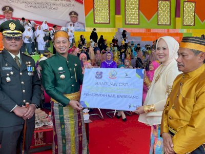 Bank Sulselbar Serahkan Dump Truck Sampah Di Momen Hardiknas 2025