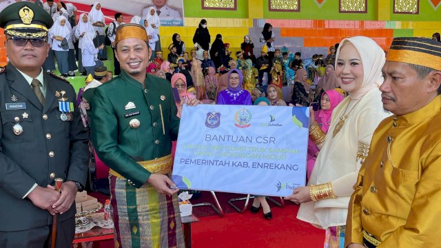Bank Sulselbar Serahkan Dump Truck Sampah Di Momen Hardiknas 2025