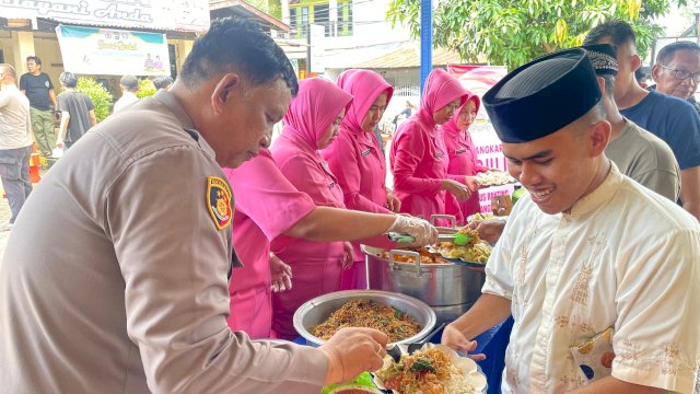 Jumat Berkah, Polsek Manggala Makan Siang Bersama Warga
