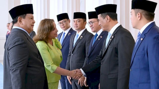 Momen Mentan Andi Amran Sulaiman bersalaman dengan Presiden Republik Peru, Dina Ercilia Boluarte Zegarra saat mendampingi Presiden Republik Indonesia Prabowo Subianto di Istana Negara, Jakarta, Senin, 11 Agustu 2025. (Foto: Ist)